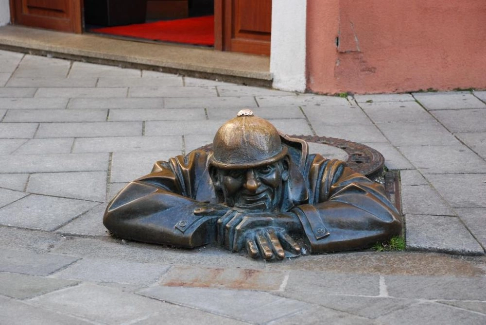 man at work statue bratislava