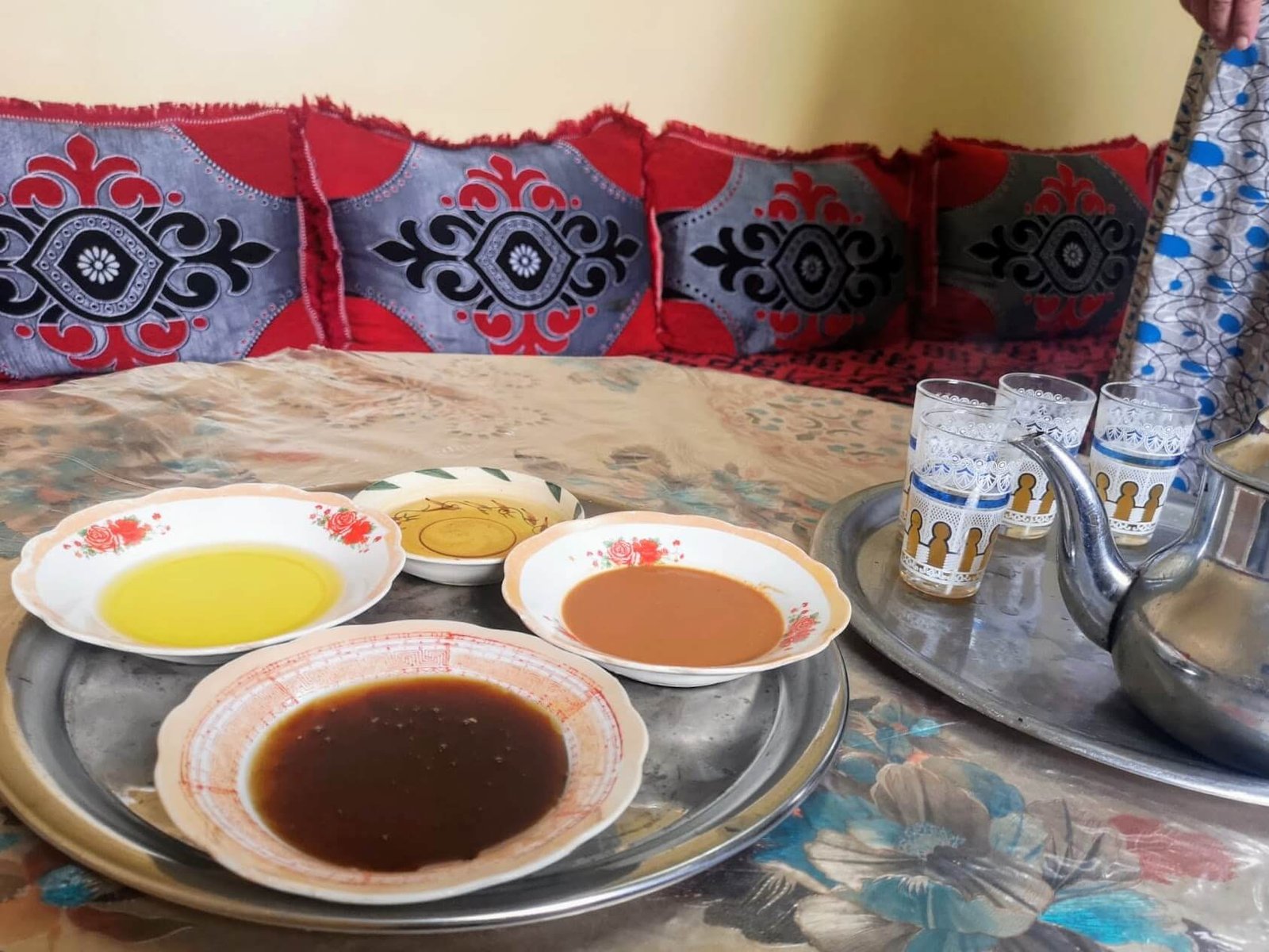 moroccan mint tea and dips with bread