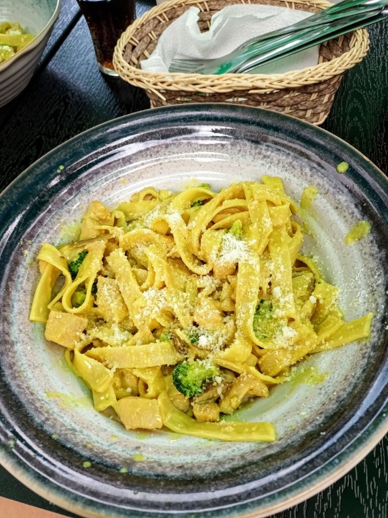 tagliatelle with chicken, broccoli and curry