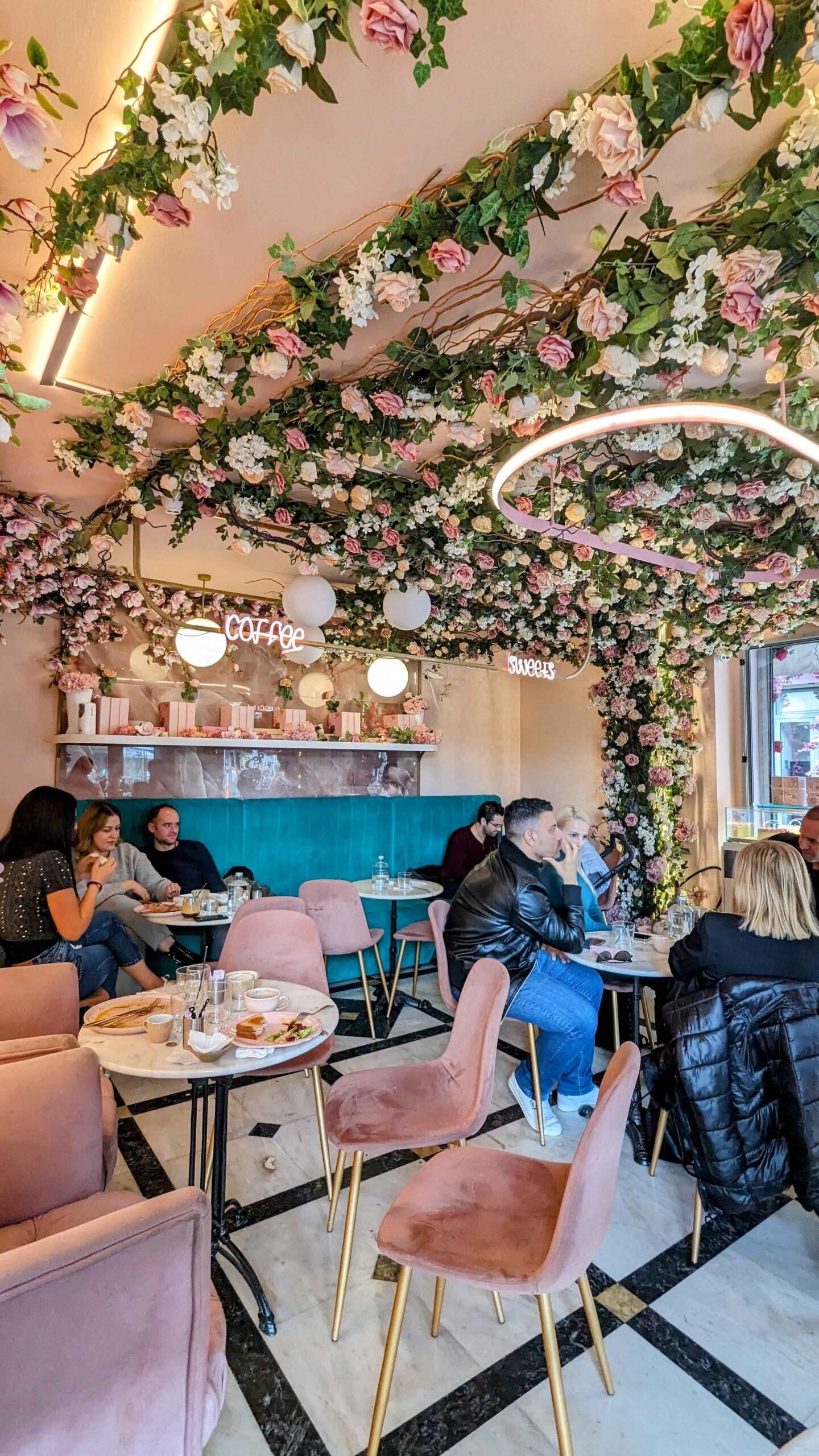 Ellyz Café interior