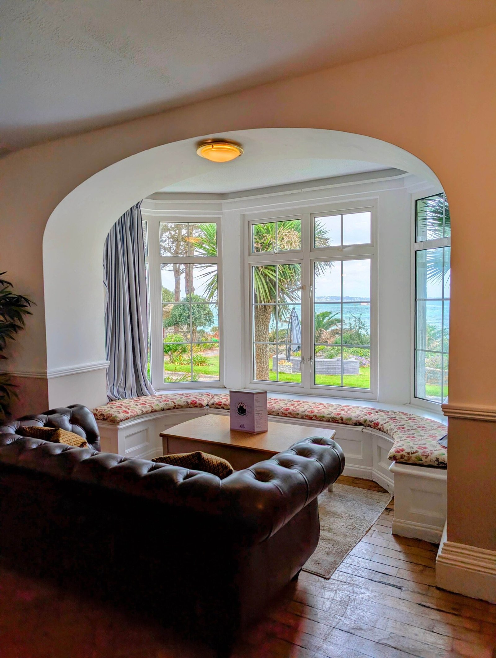 White House Hotel Herm lounge